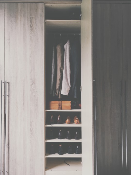 How to Curate a Minimalist Wardrobe That Truly Reflects Your Unique Style